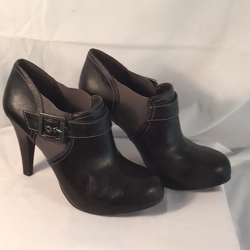 Victor size 9 high heel shoes
